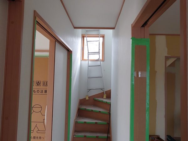 階段に脚立